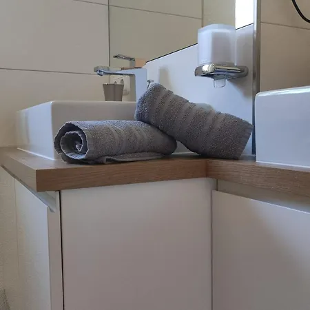 Haus Schatzl - Wahl Aus 2 Apartments Mit Gartenanteil Und Bademoeglichkeit Im Fluss Bad Aussee
